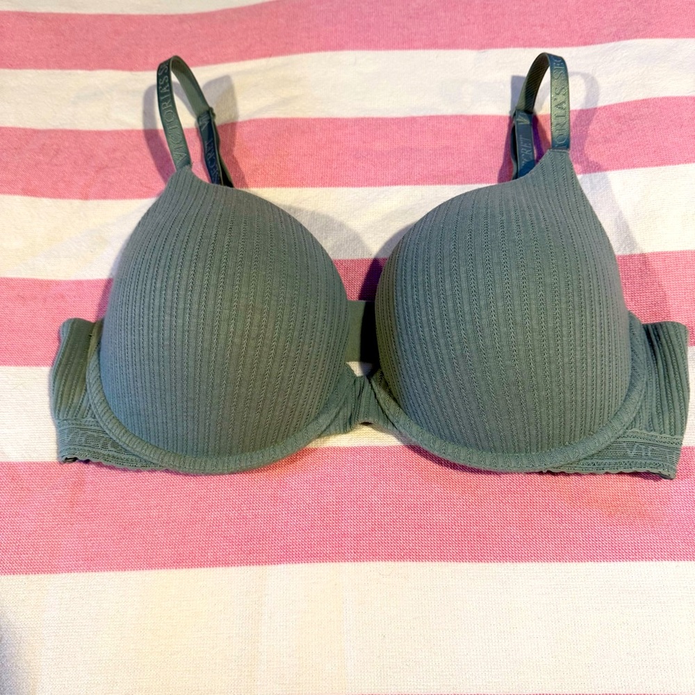 Victoria’s Secret T-Shirt Bra & Matching Panties - Picture 2 of 16